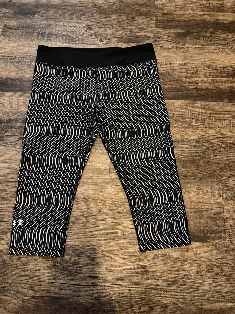 Under Armour Black & White Wave-Print Capri Leggings